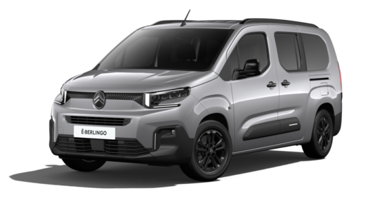 Ein silberner Citroën Berlingo, ein kompakter Hochdachkombi mit vier Türen und getönten Fenstern. Das Fahrzeug hat ein modernes Design mit schwarzen Felgen und markanten Scheinwerfern.