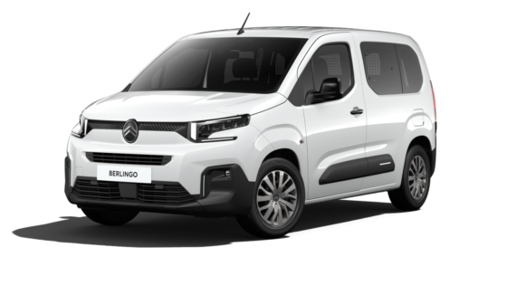 Ein weißer Citroën Berlingo, ein mittelgroßer Kastenwagen, abgebildet von schräg vorne. Das Fahrzeug hat schwarze Akzente und getönte Fenster.