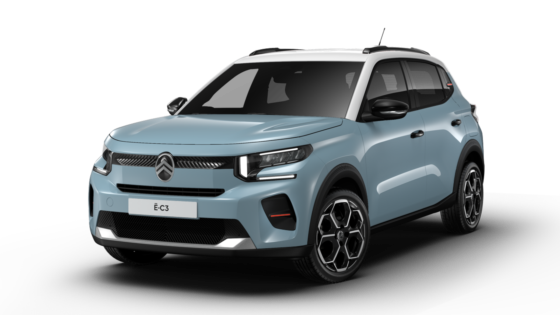 Ein hellblaues, modernes Auto mit schwarzen Akzenten. Es hat ein markantes, futuristisches Design mit aerodynamischen Linien und fünf Speichenrädern. Die Frontleuchten sind schmal und horizontal angeordnet. Vorne befindet sich ein Markenlogo. Das Fahrzeug hat getönte Fenster und ein charakteristisches Kühler