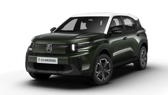 Ein dunkelgrüner SUV mit weißem Dach und abgedunkelten Fenstern. Auf dem Kühlergrill ist das Citroën-Logo zu sehen, und vorne am Fahrzeug befindet sich ein Nummernschild mit der Aufschrift Ë-C3 Aircross. Die Felgen haben ein modernes Design.