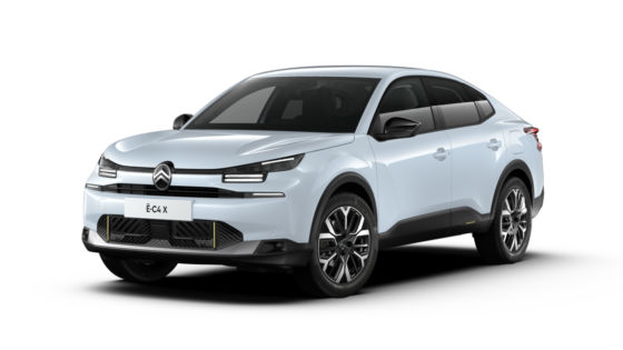 Ein weißer Citroën ë-C4 X mit modernen, geschwungenen Linien steht vor einem neutralen Hintergrund. Der Wagen hat schwarze Akzente an den unteren Stoßfängern und ein elegantes Design mit markanten Scheinwerfern und Leichtmetallfelgen.