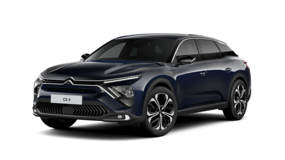 Ein dunkelblauer Citroën C5 X mit modernen, eleganten Linien und schwarzen Felgen. Das Fahrzeug hat eine sportliche, aerodynamische Form und getönte Scheiben.