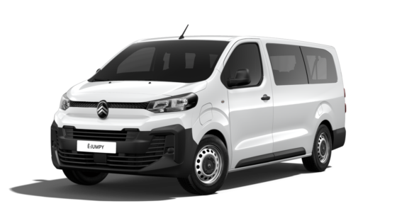 Ein weißer Transporter von Citroën, Modell e-Jumpy, steht vor einem neutralen Hintergrund. Der Wagen zeigt eine moderne Frontpartie mit schwarzen Stoßfängern und großen Fenstern.
