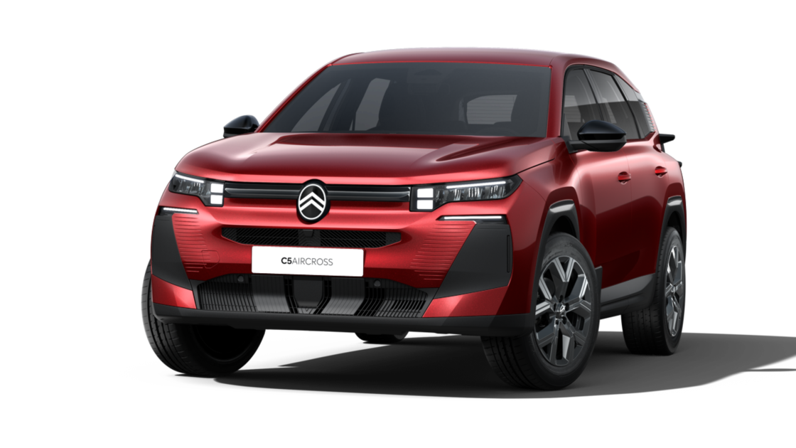 Rotes Auto, frontalansicht. Es hat ein modernes Design mit einem markanten Kühlergrill und stilvollen Scheinwerfern. Auf dem Kennzeichen steht C5 AIRCROSS.